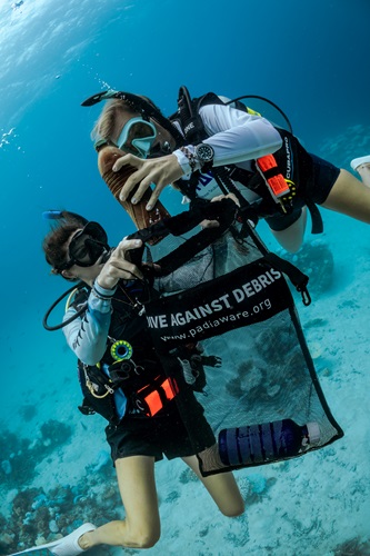 Divers collecting litter